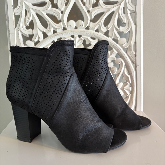 American Eagle Black Faux Suede Open Toe Bootie Lattice Pattern Chunky Heel - Picture 3 of 7